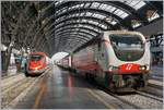 Während sich im Hintergrund ein FS Trenitaila ETR 400 nähert, steht rechts im Bild die FS Trenitalia E 402 112.