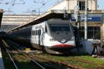 Roma Termini - der Hauptbahnhof von Rom hier am 9.1.2006.
Abfahrbereit steht ein Pendolino Triebzug nmlich 
der ETR 460056 am Bahnsteig.