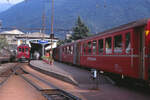 Der italienische Bahnhof Tirano im August 1990: Links steht der Triebwagen ABe 4/4 I 35 der Rhätischen Bahn, rechts steht der Bernina-Express nach Chur. Der Triebwagen stammt aus dem Jahr 1908 und somit aus der Anfangszeit der Berninabahn! 1949 wurde er umgebaut und erst 2010 ausrangiert und als Museumsfahrzeug verkauft.
Tirano, 29. August 1990; Canon A1, Canoscan, Gimp