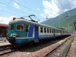 Ein ziemlich verbeulter und dreckiger E-Triebwagen steht am 5.7.2010 in Tirano.