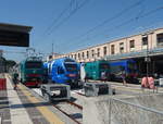 Venedig S. Lucia, 3.August 2017. Auf den Bahnsteigen neben der Eingangs-Halle eine Sammlung mehrerer Elktrotriebzüge für den Nah- und Regionalverkehr, zusehen sind 2 Ale 426/506, von beiden eingerahmt ein blauer Flirt als ETR 343 sowie ganz hinten ein Vivalto-Steuerwagen.