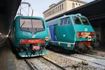 Während 464.334 mit dem R2446 nach Trieste Centrale auf Abfahrt wartet, erreicht der R2226 aus Bologna Centrale den Bahnhof Venezia Santa Lucia.