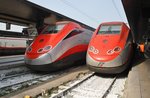 Während der ES9431 Venezia Santa Lucia-Roma Termini (links im Bild) auf Abfahrt wartet, hat der ES9414 aus Napoli Centrale soeben den Bahnhof Venezia Santa Luica erreicht. (2.10.2016)