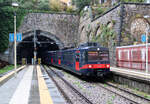 Der Regionalzug von Sorrento nach Napoli Porta Nolana fährt in den Bahnhof Veco Equense ein. Vico Equense, 1.5.2023