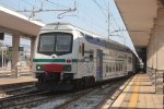 Ein italienischer Doppeldecker fhrt in Richtung Napoli(I) bei Sommerwetter.
Aufgenommen in Salerno(I).
24.8.2011