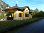 Blick auf das Bahnhofsgebäude der ehemaligen Haltestelle Malborghetto an der alten Pontebbana.