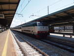 444 018 bespannt den IC 612 nach Rimini.