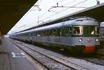 Im September 1986 ist ein aus Rom kommender Schnellzug, bestehend aus mehreren vierachsigen Triebwagen der Serie ALe 601 und den dazugehörigen Beiwagen, in Bologna angekommen.