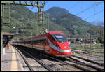 ETR 1000 Frecciarossa 400140-2 fährt hier in Bozen am 19.9.2025 um 13.19 Uhr nach Rom ab.