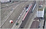 Sicht auf den Bahnhof Bozen/Bolzano aus der Rittner Seilbahn. Ein ETR485, ein EC mit ÖBB-Wagen sowie zwei E464 Pendel befinden sich am Bahnsteig. (16.04.2016)