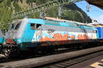Die stark mit Graffiti beschmierte Trenitlia E405 013 an einem KLV Zug Richtung Verona kurz vor der Abfahrt im Bahnhof Brenner/Brennero.