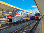 Trenitalia Alstom  Pop  ETR 104 097-A nach Taormina-Giardini neben einem weiteren  Pop  in Catania Centrale, 25.09.2023.
