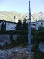 Noch ein Bild von einem nicht mehr vorhandenen Gleis aber einem stehengebliebenen Oberleitungsmasten mit Oberleitung hinter dem Endbahnhof Chiavenna (15.09.2010).