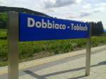 Bahnhofsschild von Dobbiaco/Toblach am 25.5.2015.