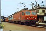 Die SBB Re 4/4 IV 10104 übernimmt in Domodossola den IC 322 von Milano nach Genève und muss dazu erst die aus Milano eingetroffene FS-Lok, die E 444 065, wegstellen und in den Gleichstrombereich zurückstossen.

9. Okt. 1984