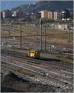 Grosse und kleine Züge im nördlichen Bahnhofkopf von Domodossola: Der kleine RFI 151 728-0 ist auf einer Rangierfahrt in Domodossola.

28. Oktober 2021