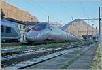 W�hrend das Tal noch im Schatten liegt, verw�hnt die Sonne die umliegenden Berge bereits mit ihren Strahlen. Im Bahnhof von Domodossola wartet der FS Trenitalia ETR 610 001 als EC von Gen�ve nach Milano auf die Abfahrt. 

31. Oktober 2024