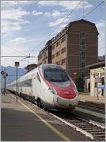 Ein SBB ETR 610 erreicht Domodossola. Der EC ist auf der Fahrt von Milano nach Basel SBB. Durch den Einsatz der ETR 470 und jetzt ETR 610 verschwand der Lokwechsel der Reisez�ge in Domodossola. 

2. Februar 2024