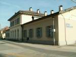 Überetscher Bahn.Bozen-Kaltern 1974 stillgelegt.Auch der Bahnhof in Eppan/Appiano steht noch.Er ist sogar restauriert worden.