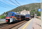 Zwei Lokalzüge im Bahnhof Levanto: links der Regionalzug nach Genova Brignole, rechts der '5 Terre Express' nach La Spezia.