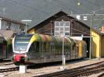 Hier ein italienischer Triebzug, bei der Ausfahrt am 25.9.2009 aus dem Depot in Merano Meran.