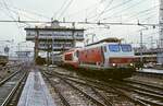 Als E 444 087 (mit einer E 402A im Schlepp) im April 1986 in Milano Centrale einfährt, hat sie bereits den kastenförmigen Führerstand, den die Lokomotiven zwischen 1989 und 1997 erhielten. Dadurch haben sich zwar die Arbeitsbedingungen für die Lokführer verbessert, die Lokomotiven wurden m. E. aber ihrer Eleganz beraubt.