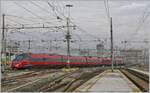 Der von der Formgebung etwas eigenwillige, aber durchaus gefällige .italo NTV EVO ETR 675 020 verlässt den Bahnhof von Milano Centrale.