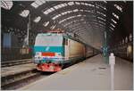 Die FS Trenitalia E 632 017 trägt die nicht ganz so überzeugende, damals neue Farbgebung  Verde/Bianca . Die Lok wartet mit einem Eilzug in Milano auf die Abfahrt nach Torino Porta Nuova. 

Analogbild vom Februar 1999 