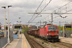 191 017 mit Eaos-Ganzzug am 30.03.2023 im Bahnhof Milano Floriani.