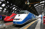 Zwei verschieden farbige Fernverkehrsz�ge im Bahnhof Milano C. Milano, 3.5.2026