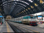 Trenitalia E.444 034 wartet am 3. Mai 2014 in der wunderschönen Bahnhofshalle vom Bahnhof Milano Centrale vor dem IC nach Genova - Ventimiglia auf die Abfahrt.