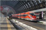 Der schöne FS ETR 400  Freccia -Rossa wartet in Milano Centrale auf die Abfahrt, während im Hintergrund soeben ein Trennord ETR 425 eingetroffen ist.
1. März 2016