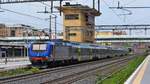 Vivalto Zuggarnitur fährt aus dem Süden am 21.05.2018 geschoben von der 464.211 in den Bahnhof Roma Ostiense ein.