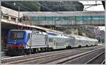 R12233 nach Roma Termini mit Vivalto Steuerwagen und E464 325 in Roma Ostiense.