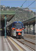 In Taormina Giardini wartet der FS Trenitalia Coradia Stream  Pop  ETR 104 als Regionalzug 12977 auf die Abfahrt nach Biococca (Flughafen bei Catania) 

10. März 2026