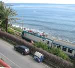 Taormina-Giardini, 23.03.07, gleich nach der letzten Weiche Richtung Messina fhrt die Strecke unmittelbar am Meer entlang