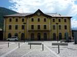 Das Bahnhofsgebäude der Trenitalia liegt in Tirano direkt am gleichen Platz wie das der rhätischen Bahn.