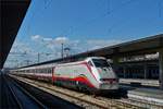 An der Spitze des Zuges fährt Lok 414 114-5 (Frecciabianca) in den Bahnhof Venezia Santa Lucia ein.