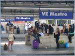 Wie immer in Italien wird die Eisenbahn rege benutzt und die Bahnsteige sind, wie hier in Venezia Mestre; immer gut besetzt.