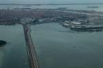 Anflug auf Venedig am 5 Juni 2015. Blick zum Fenster rechts der Bahnhof von Venedig. Die Züge und Busse fahren über die Ponte della Liberta.