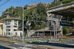 Blick über zwei Bahnsteige auf das Stellwerk im Bahnhof von Ventimiglia (19.10.2021)