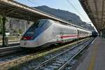 ETR 414 127 am 19.10.2021 im Bahnhof von Ventimiglia, der einige Minuten nach der Aufnahme die Fahrt als IC 745 nach Milano Centrale beginnen wird