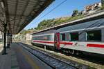 ETR 414 127 am 19.10.2021 im Bahnhof von Ventimiglia, der einige Minuten nach der Aufnahme die Fahrt als IC 745 nach Milano Centrale beginnen wird