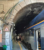 Im Bahnhof Vernazza wird grösstenteils im Tunnel ein- und ausgestiegen. Vernazza, 26.4.2023
