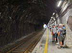 Der Bahnsteig vom meerseitigen Gleis befindet sich im Bahnhof Vernazza grösstenteils im Tunnel. Vernazza, 26.4.2023