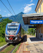 
Der FS Trenitalia Minuetto Elettrico ME 009 (bestehend aus den Elementen ALe 501 / Le 220 / ALe 502), als Trenitalia Regionalzug von Domodossola nach Novara beim Halt am 03.08.2019 im Bahnhof Vogogna (Stazione Ferroviaria di Vogogna Ossola). 

Der Bahnhof liegt an zwei Strecken, zum einen hier an der eingleisigen Bahnstrecke Domodossola-Novara  (RFI 14) und zum anderen an der zweigleisigen Bahnstrecke Domodossola–Mailand (RFI 23). Und somit drei Bahnsteige, dumm ist nur die Tatsache dass es zweimal ein Gleis 1 gibt. Will man nach Novara ist es logisch das man dieses wählt, aber wenn man nach Domodossola will, muss man schon sehr genau die Abfahrtstafel lesen. Denn dann muss man wissen woher der Zug kommt, ob aus Richtung Novara (dann ist man hier richtig), oder aus Richtung Mailand, denn dann muss man ca. 20 m weiter (nach rechts im Bild) ans  andere Gleis 1. Uns passierte es anders herum, wir warteten am Gleis 1 der Strecke Mailand-Domodossola und der haltende Zug kam aus Novara, so mussten wir spurten.
