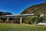 Ein ETR 170 überquert bei Fortezza/Franzensfeste den Fluss Eisack. Unterwegs war die Garnitur als R 1885 (Fortezza/Franzensfeste - Lienz).
Aufgenommen am 16.10.2016.