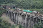 Eine E656 berquert mit einem Gterzug das Viadukt bei Rutino; 08.12.2007