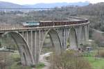 Mit einem freundlichen Gru an den Fotografen berquert die Besatzung der E656 mit ihrem Gterzug das Mingardo-Viadukt in Centola; 16.12.2007