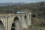 Immer noch dem kalten Ostwind ausgesetzt, wartete ich auf einen IC Plus aus dem Sden. Der R3459 Napoli Centrale - Sapri stellte mich nicht wirklich zufrieden. Aber trotzdem ein schnes Bild von der Wendezugeinheit auf dem Viadukt von Centola; 17.02.2008